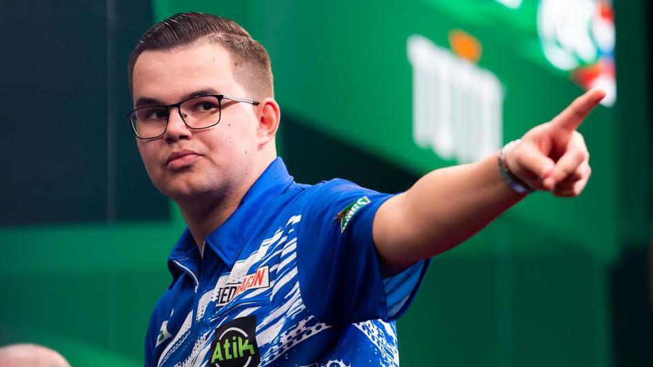 Van Veen stuns Humphries to win first PDC title